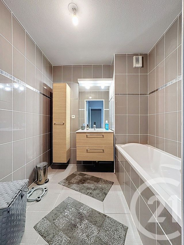 Afficher la photo en grand Appartement T3 à vendre - 3 pièces - 69.2 m2 - GARDANNE - 13 - PROVENCE-ALPES-COTE-D-AZUR - Century 21 S.C.A Immobilier