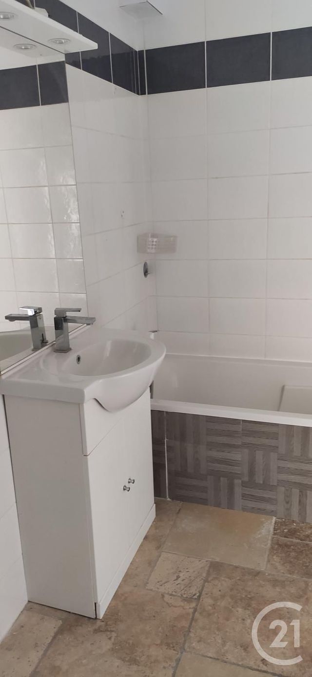 Appartement à louer - 3 pièces - 56.0 m2 - TRETS - 13 - PROVENCE-ALPES-COTE-D-AZUR - Century 21 S.C.A Immobilier