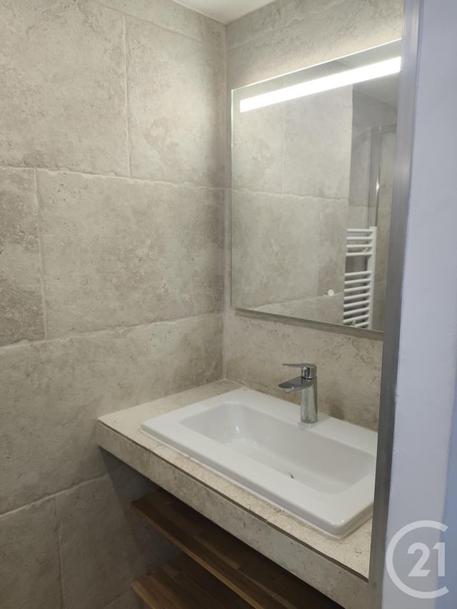 Appartement à louer - 2 pièces - 28.25 m2 - TRETS - 13 - PROVENCE-ALPES-COTE-D-AZUR - Century 21 S.C.A Immobilier