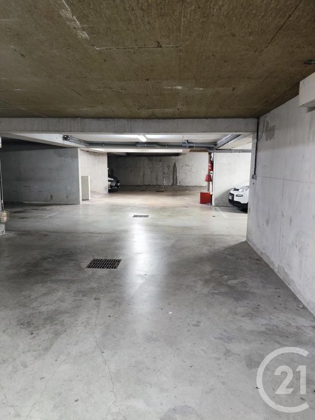 parking à louer - 10.0 m2 - TRETS - 13 - PROVENCE-ALPES-COTE-D-AZUR - Century 21 S.C.A Immobilier