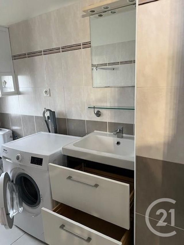 Appartement à louer - 3 pièces - 54.93 m2 - BRIGNOLES - 83 - PROVENCE-ALPES-COTE-D-AZUR - Century 21 S.C.A Immobilier