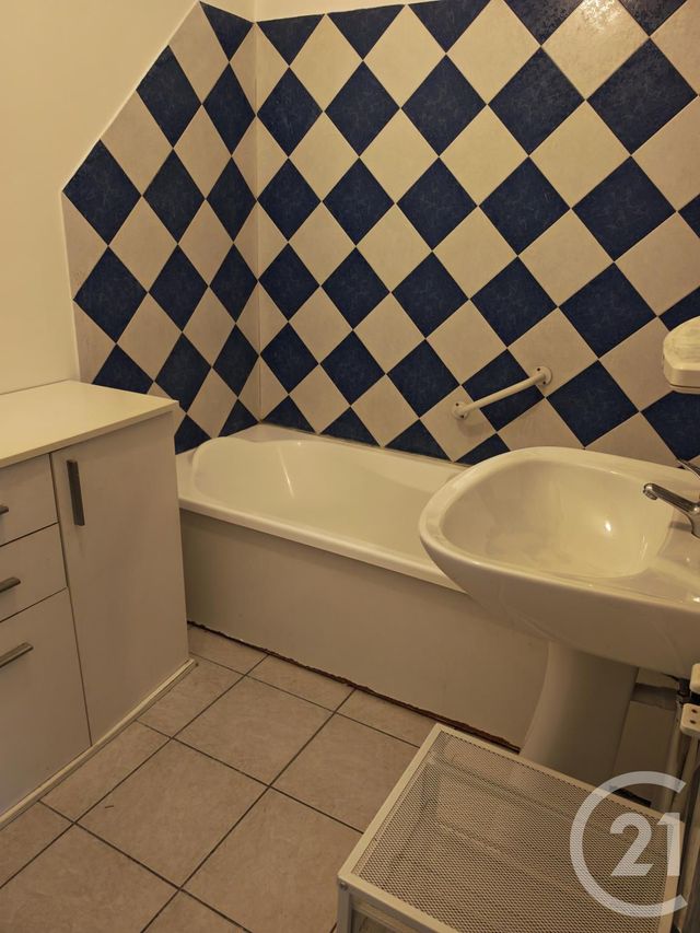 Appartement à louer - 2 pièces - 46.81 m2 - TRETS - 13 - PROVENCE-ALPES-COTE-D-AZUR - Century 21 S.C.A Immobilier