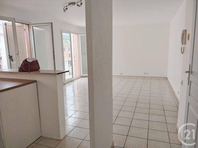 Appartement à louer - 2 pièces - 46.81 m2 - TRETS - 13 - PROVENCE-ALPES-COTE-D-AZUR - Century 21 S.C.A Immobilier