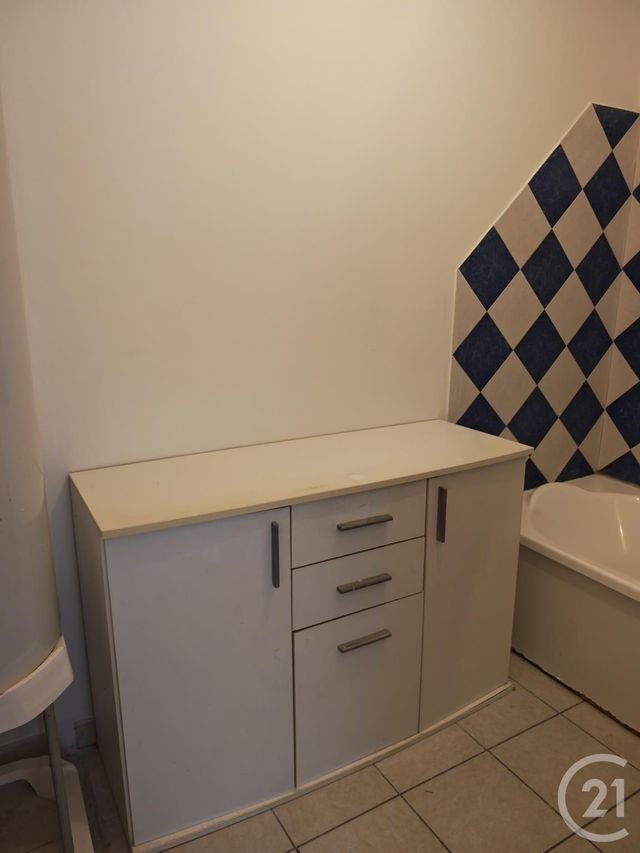 Appartement à louer - 2 pièces - 46.81 m2 - TRETS - 13 - PROVENCE-ALPES-COTE-D-AZUR - Century 21 S.C.A Immobilier
